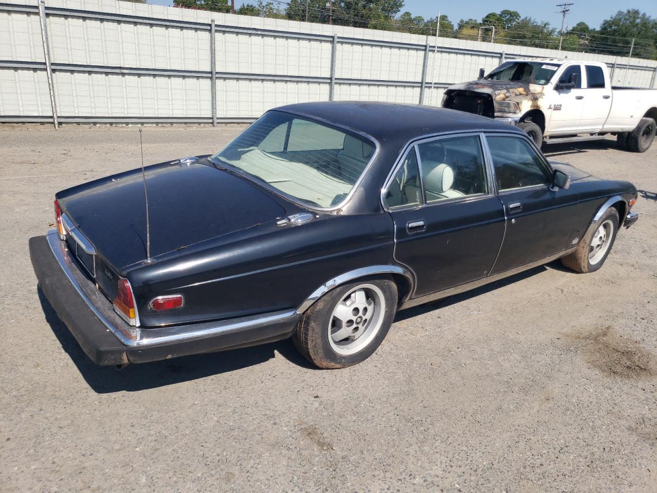 Image 3 of 1982 JAGUAR XJ6  1982 with VIN SAJAV1242CC344042