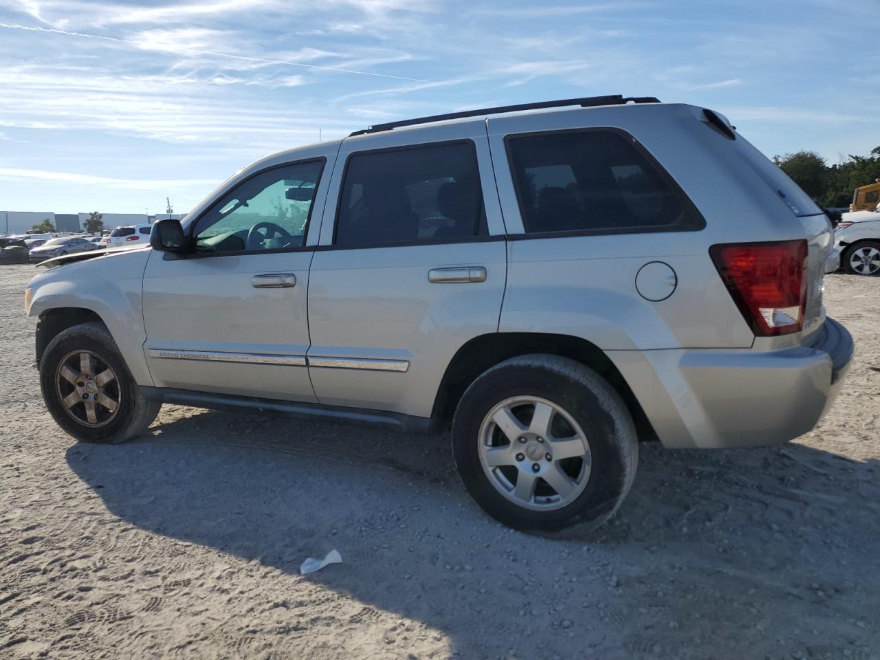 Obraz 2 z 2010 JEEP GRAND CHEROKEE LAREDO 2010 z VIN 1J4PS4GK1AC136848