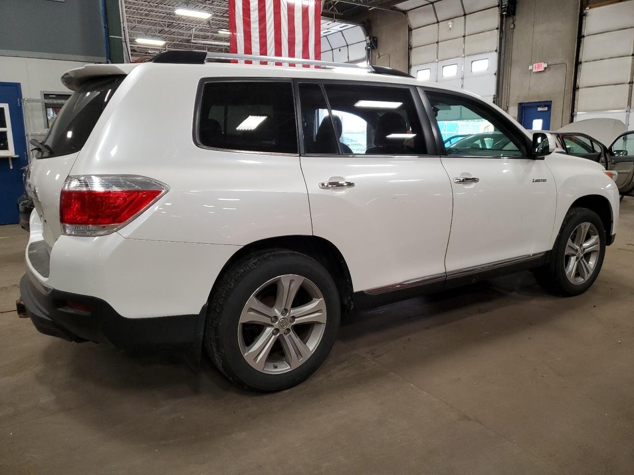 Image 3 of 2013 TOYOTA HIGHLANDER LIMITED 2013 with VIN 5TDDK3EH8DS243120