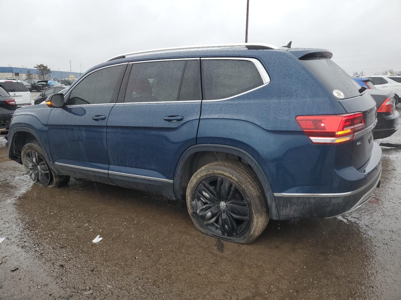 Изображение 2 2018 VOLKSWAGEN ATLAS SEL PREMIUM 2018 с VIN 1V2NR2CA6JC570546