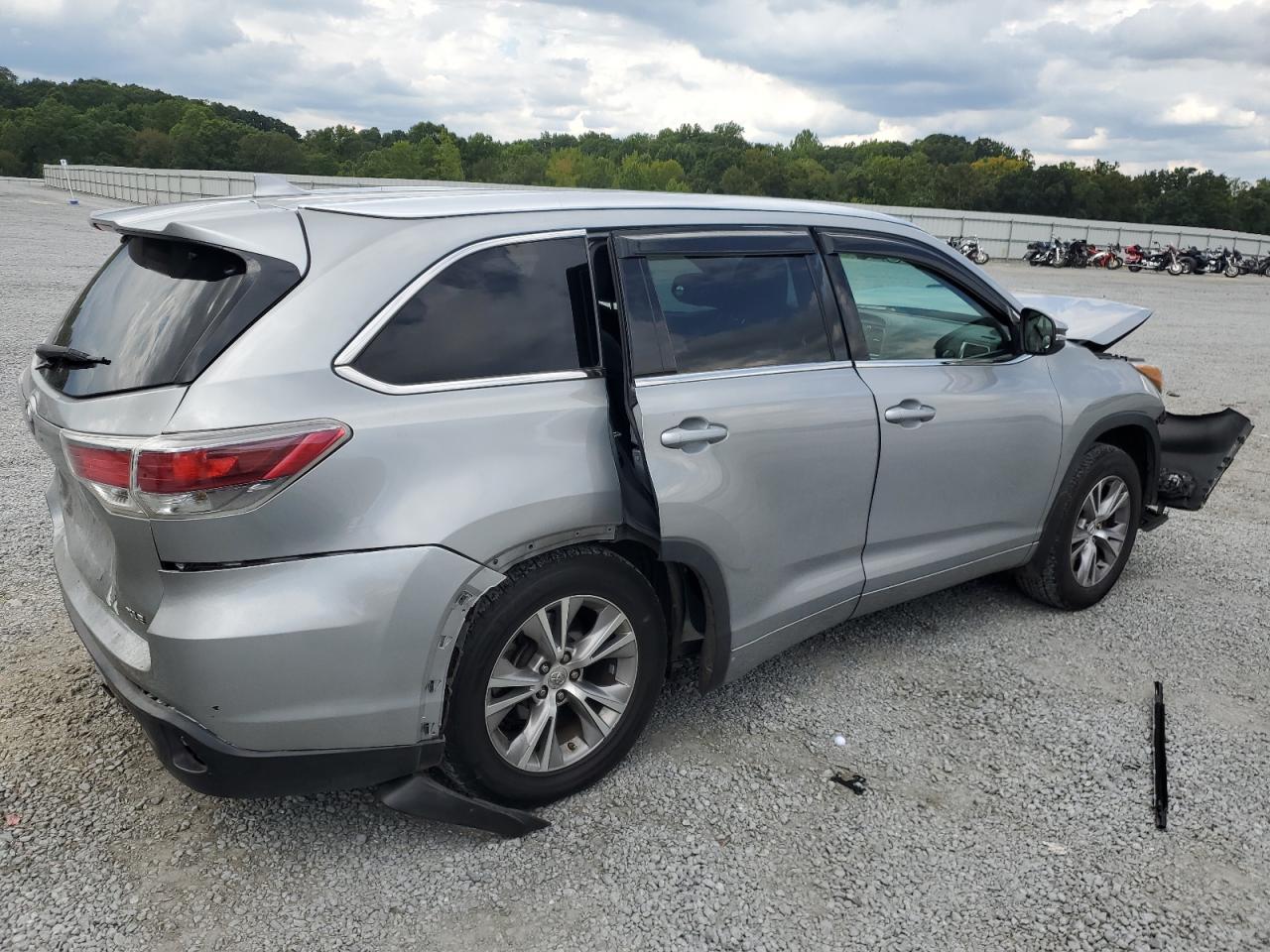 Image 3 of 2015 TOYOTA HIGHLANDER XLE 2015 with VIN 5TDKKRFH3FS066214