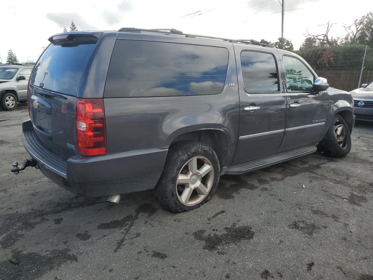 Image 3 of 2011 CHEVROLET SUBURBAN K1500 LTZ 2011 with VIN 1GNSKKE30BR197484