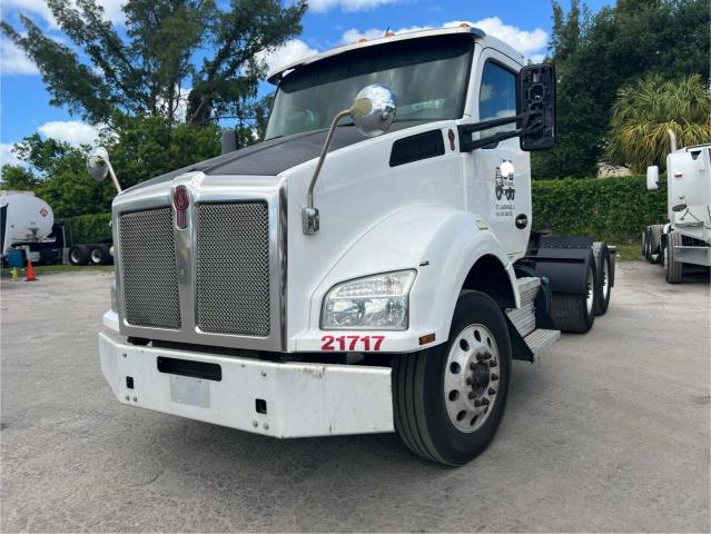Image 2 of 2017 KENWORTH CONSTRUCTI 2017 with VIN 1XKZDK9X9H0176241