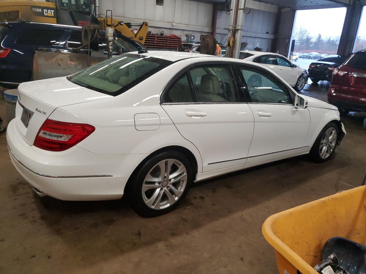 Obraz 3 z 2013 MERCEDES-BENZ C 300 4MATIC 2013 z VIN WDDGF8AB4DR284025