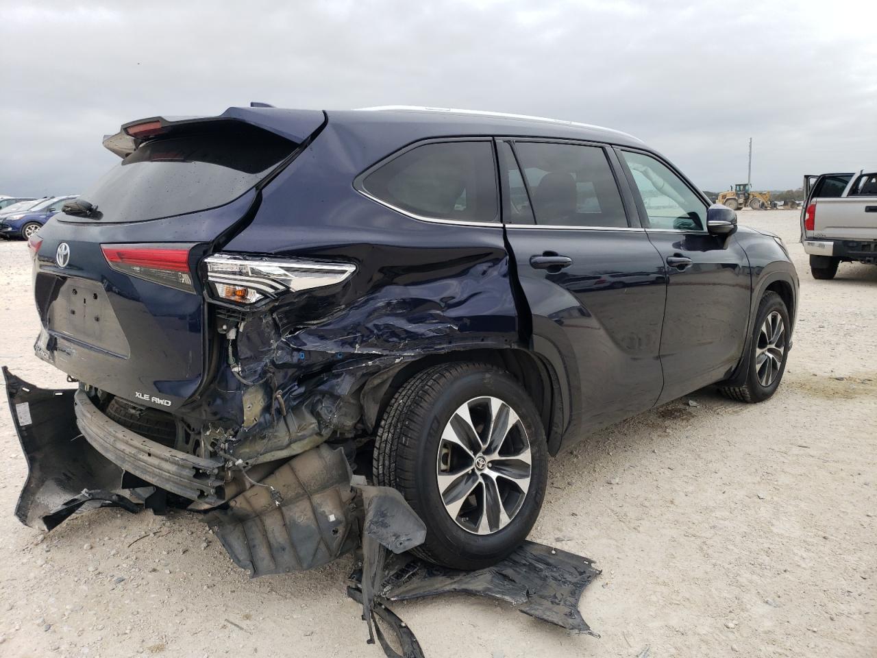 Image 3 of 2020 TOYOTA HIGHLANDER XLE 2020 with VIN 5TDGZRBH2LS000417