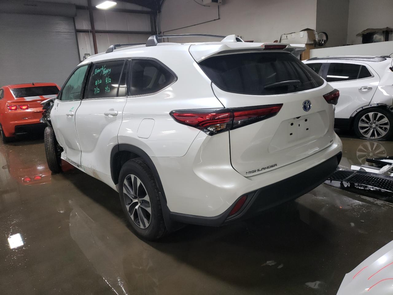 Изображение 2 2022 TOYOTA HIGHLANDER HYBRID XLE 2022 с VIN 5TDHARAH3NS515295