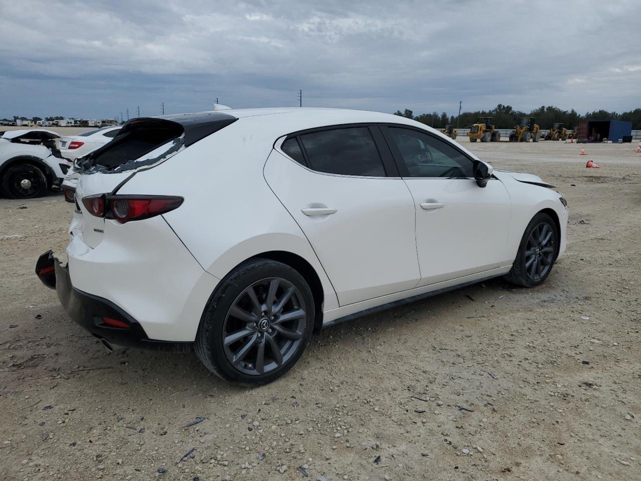 Image 3 of 2020 MAZDA 3 PREFERRED 2020 with VIN JM1BPAMM5L1169890