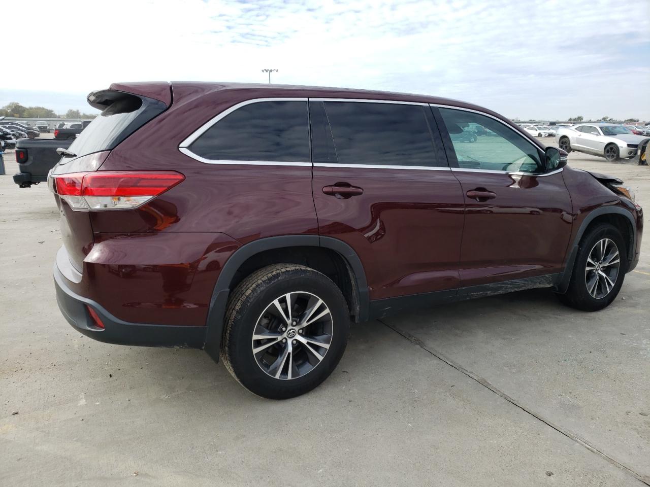 Obraz 3 z 2019 TOYOTA HIGHLANDER LE 2019 z VIN 5TDZARFH2KS059718