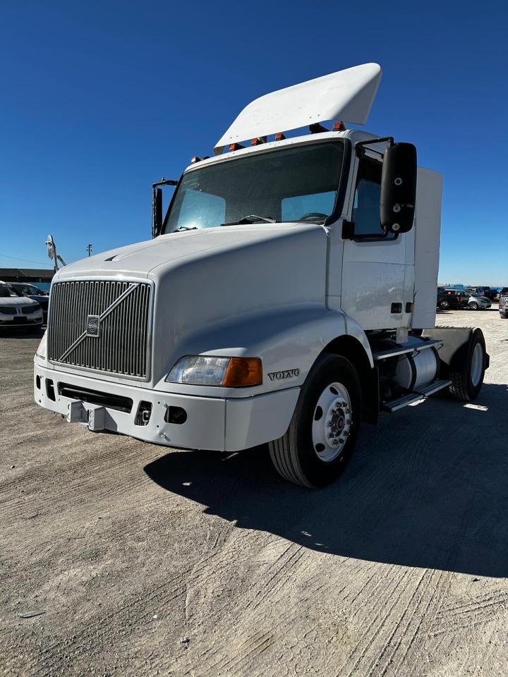 Image 2 of 2000 VOLVO VN  2000 with VIN 4V4M22GF9YN794680