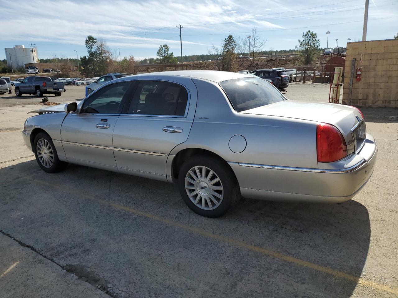 Obraz 2 z 2003 LINCOLN TOWN CAR SIGNATURE 2003 z VIN 1LNHM82W33Y687208