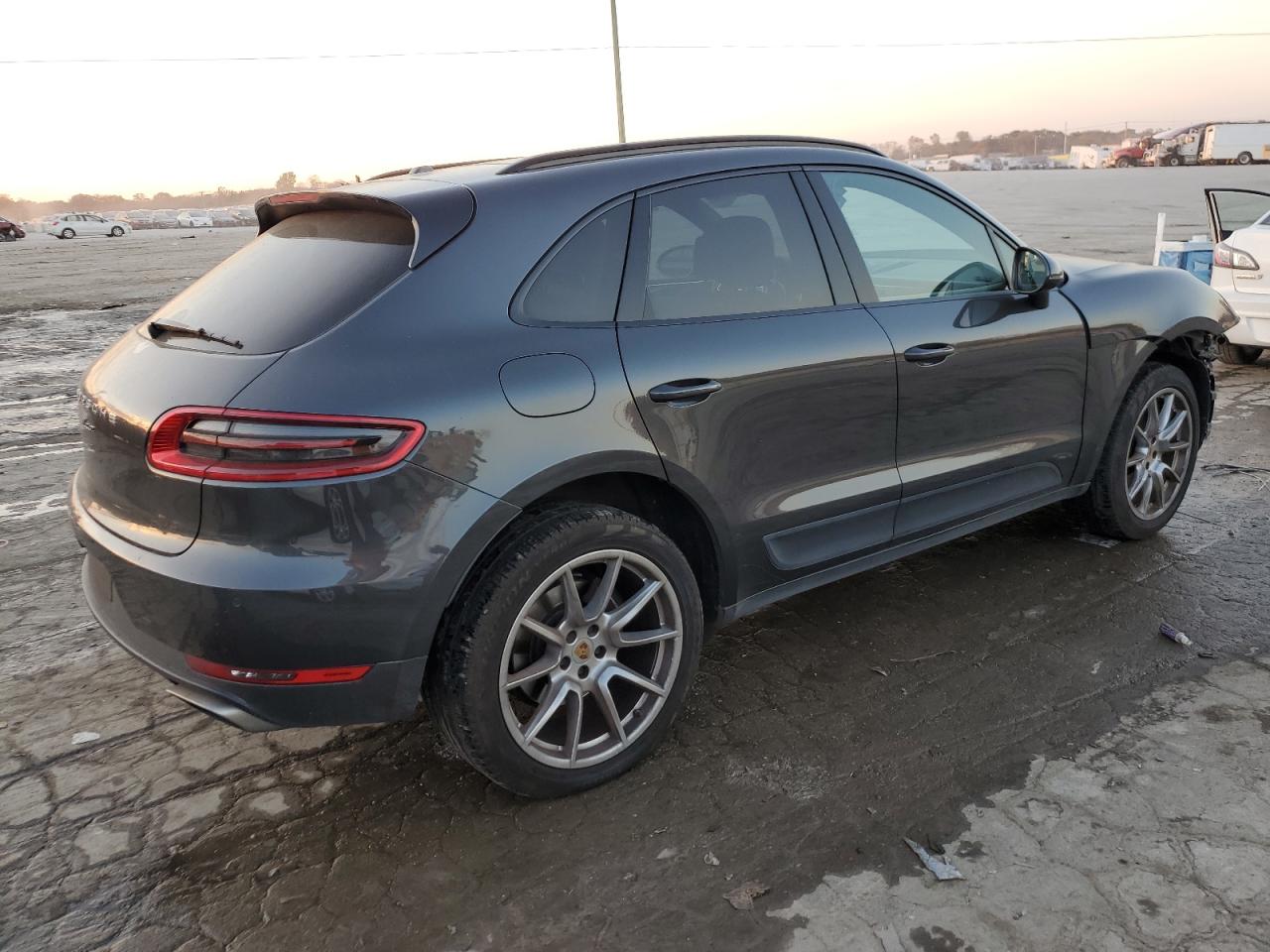 Image 3 of 2018 PORSCHE MACAN  2018 with VIN WP1AA2A57JLB08010