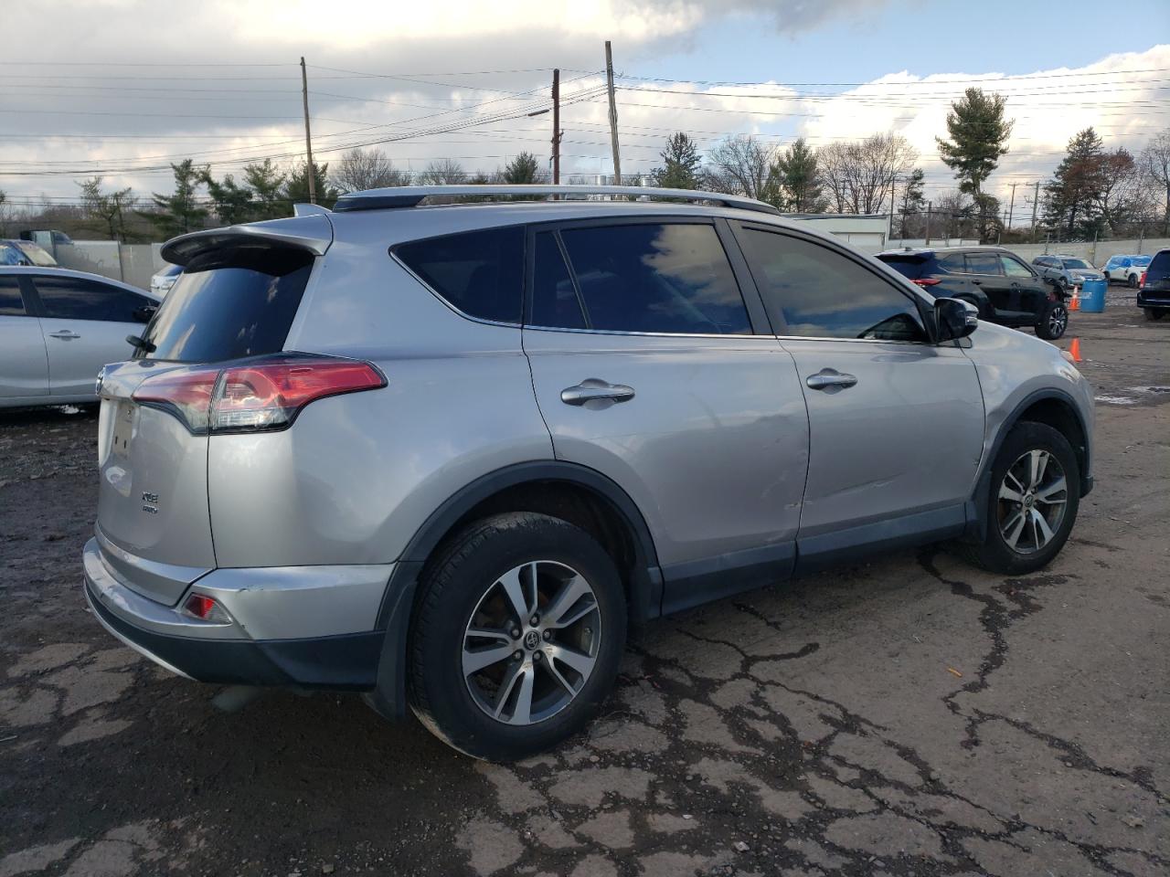 Obraz 3 z 2016 TOYOTA RAV4 XLE 2016 z VIN 2T3RFREV8GW479031