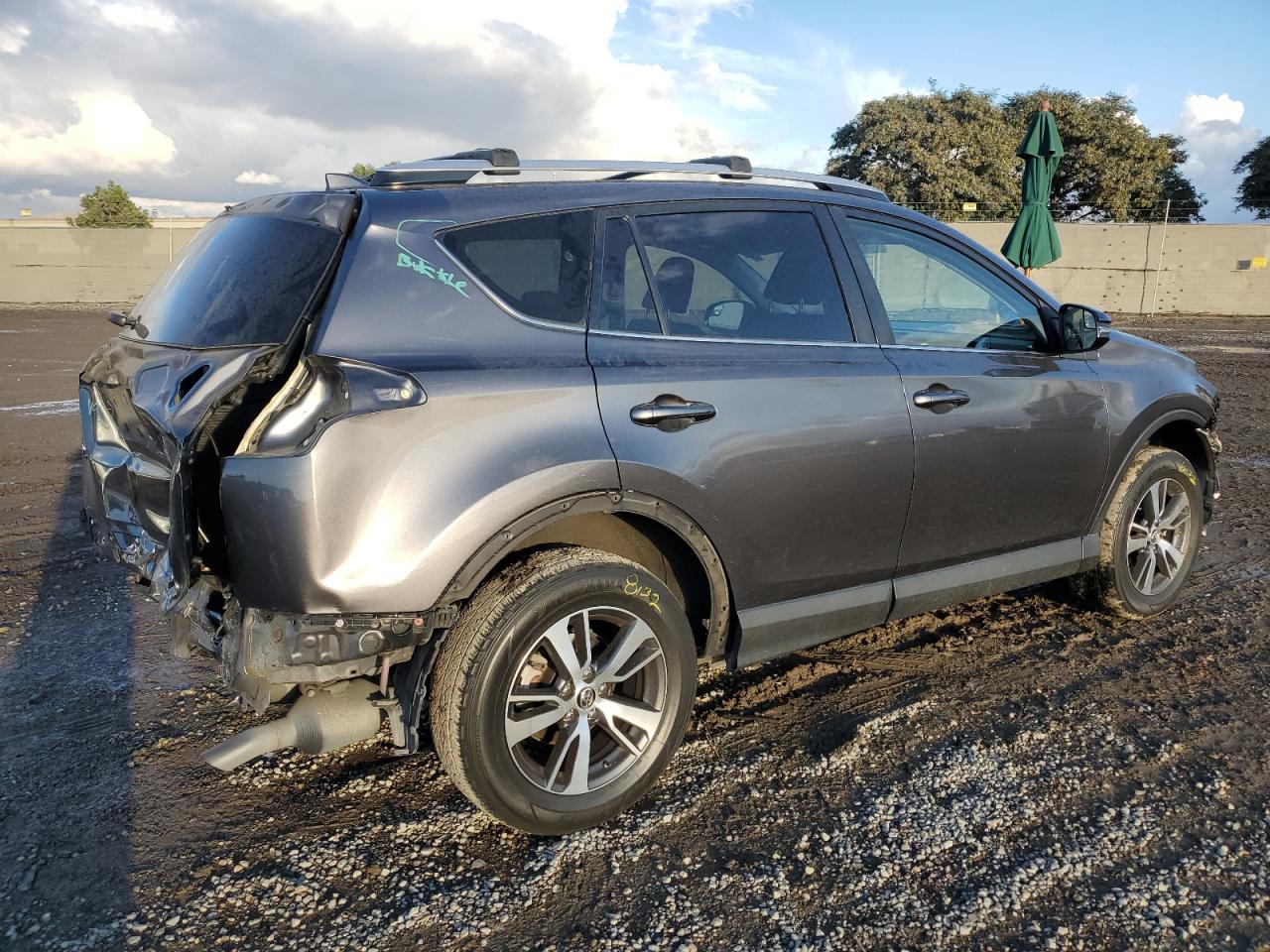 Image 3 of 2016 TOYOTA RAV4 XLE 2016 with VIN JTMWFREV6GJ094777