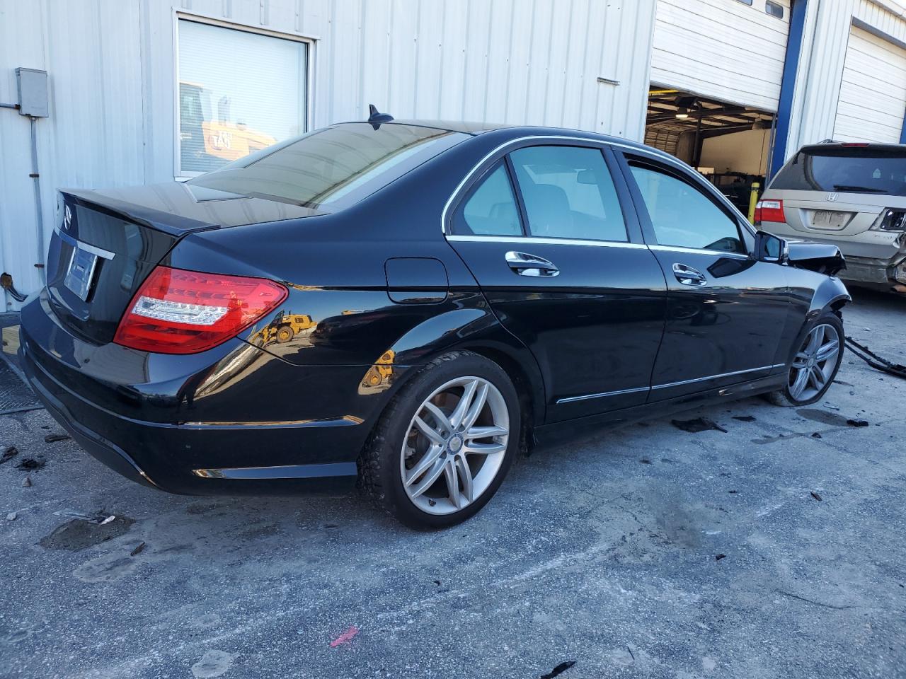 Изображение 3 2014 MERCEDES-BENZ C 250 2014 с VIN WDDGF4HB8EA952892