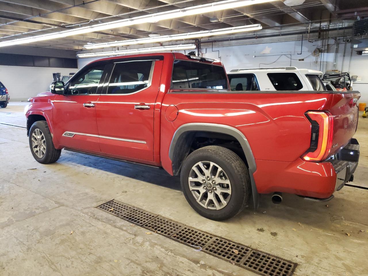 Изображение 2 2022 TOYOTA TUNDRA CREWMAX PLATINUM 2022 с VIN 5TFMA5DB1NX056339