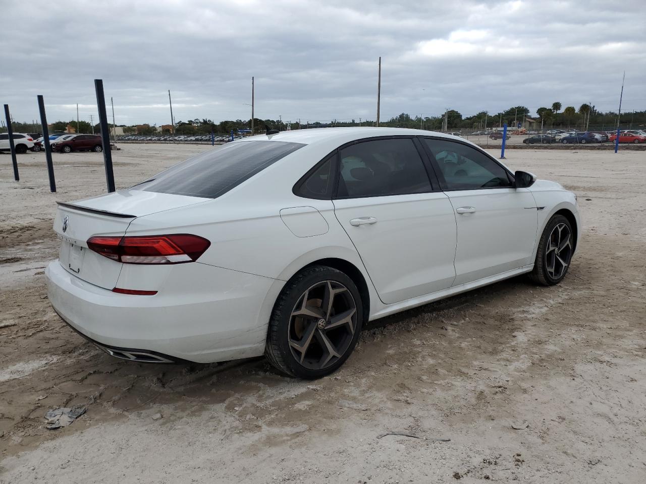 Изображение 3 2022 VOLKSWAGEN PASSAT R-LINE 2022 с VIN 1VWMA7A39NC001795