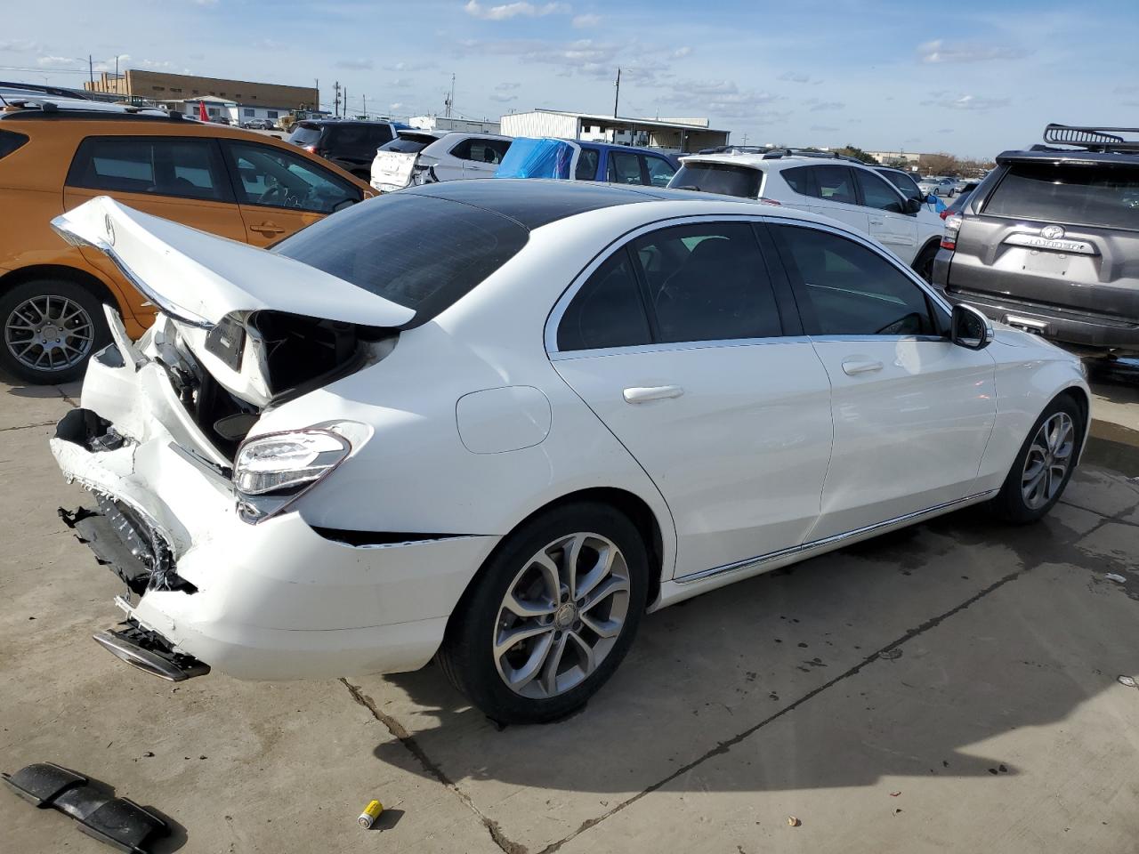 Obraz 3 z 2015 MERCEDES-BENZ C 300 2015 z VIN 55SWF4JB7FU088229