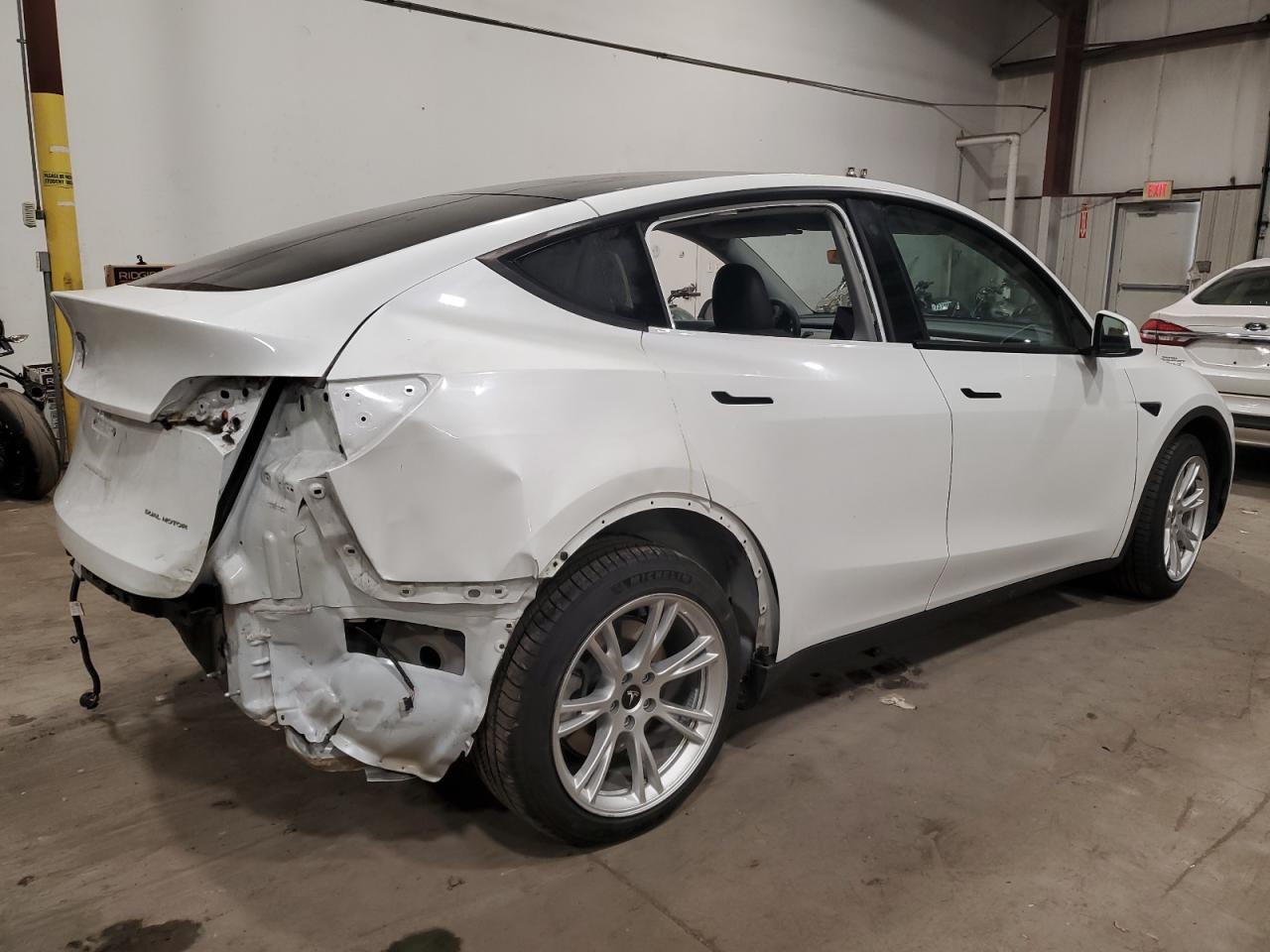 Изображение 3 2022 TESLA MODEL Y  2022 с VIN 7SAYGDEEXNF307942