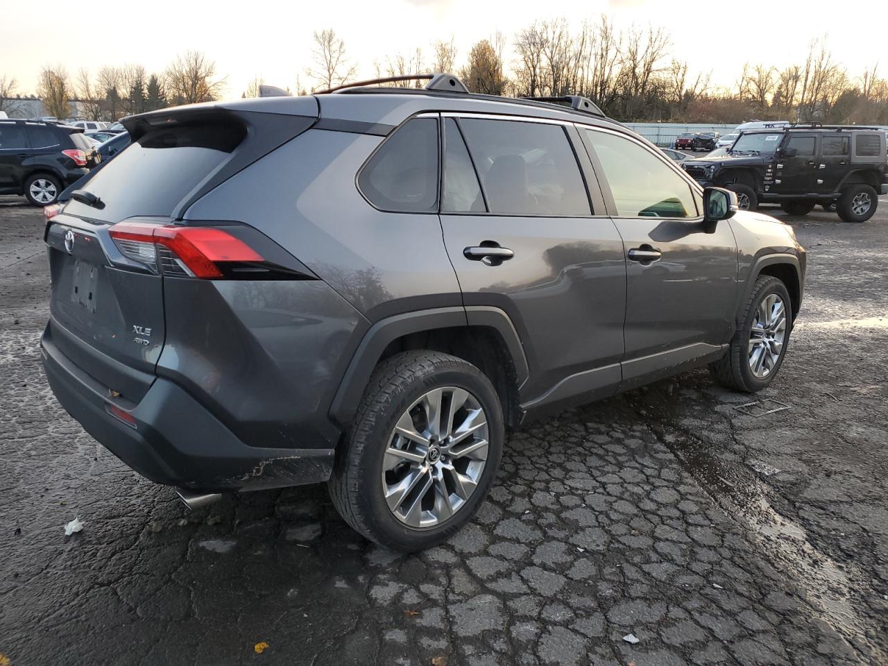 Изображение 3 2020 TOYOTA RAV4 XLE PREMIUM 2020 с VIN JTMA1RFV8LD528942