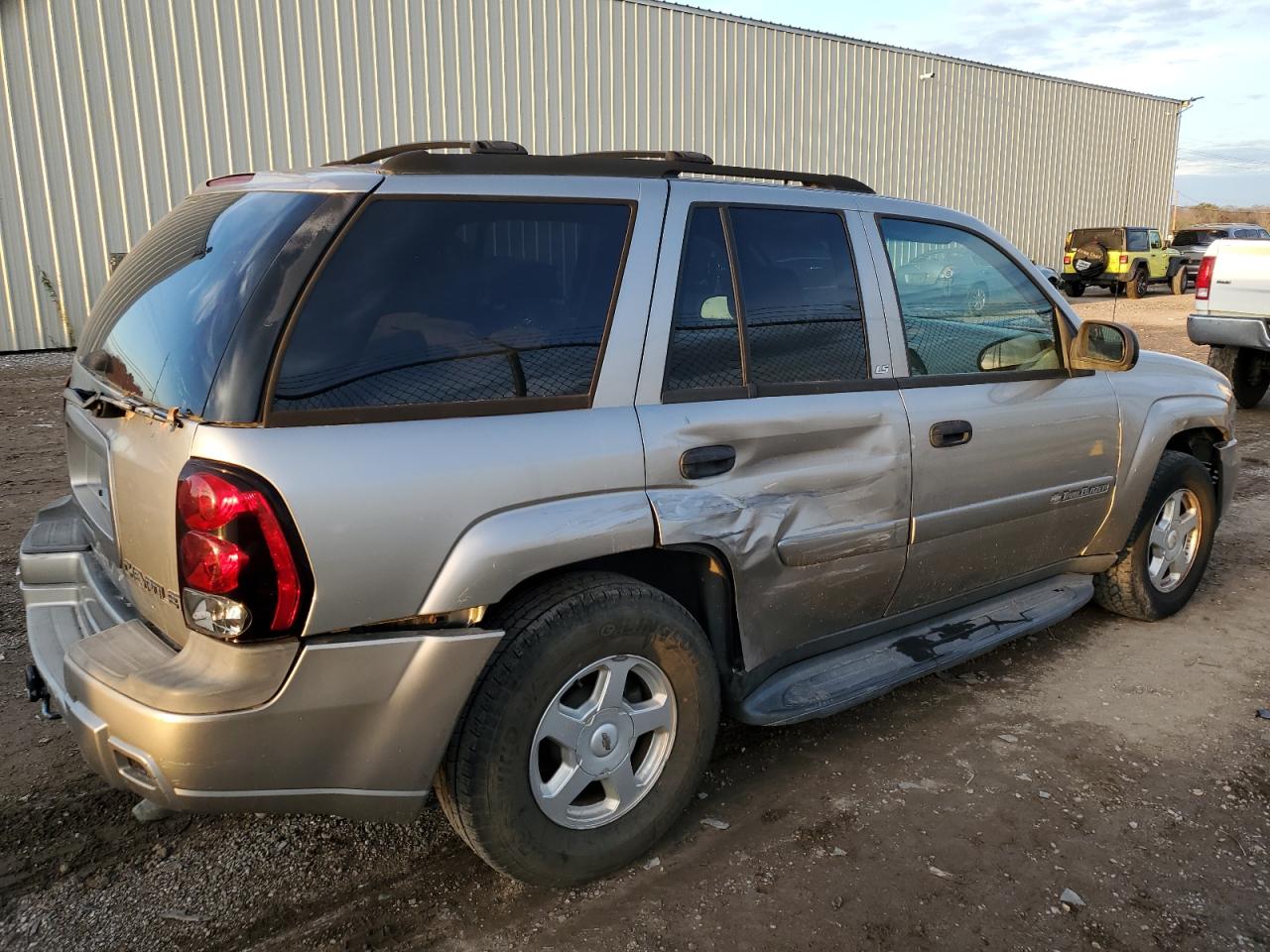 Image 3 of 2002 CHEVROLET TRAILBLAZER 2002 with VIN 1GNDS13S822267092