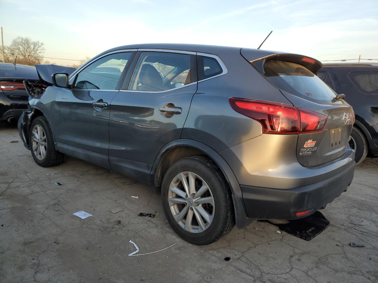 Obraz 2 z 2017 NISSAN ROGUE SPORT S 2017 z VIN JN1BJ1CP7HW004188