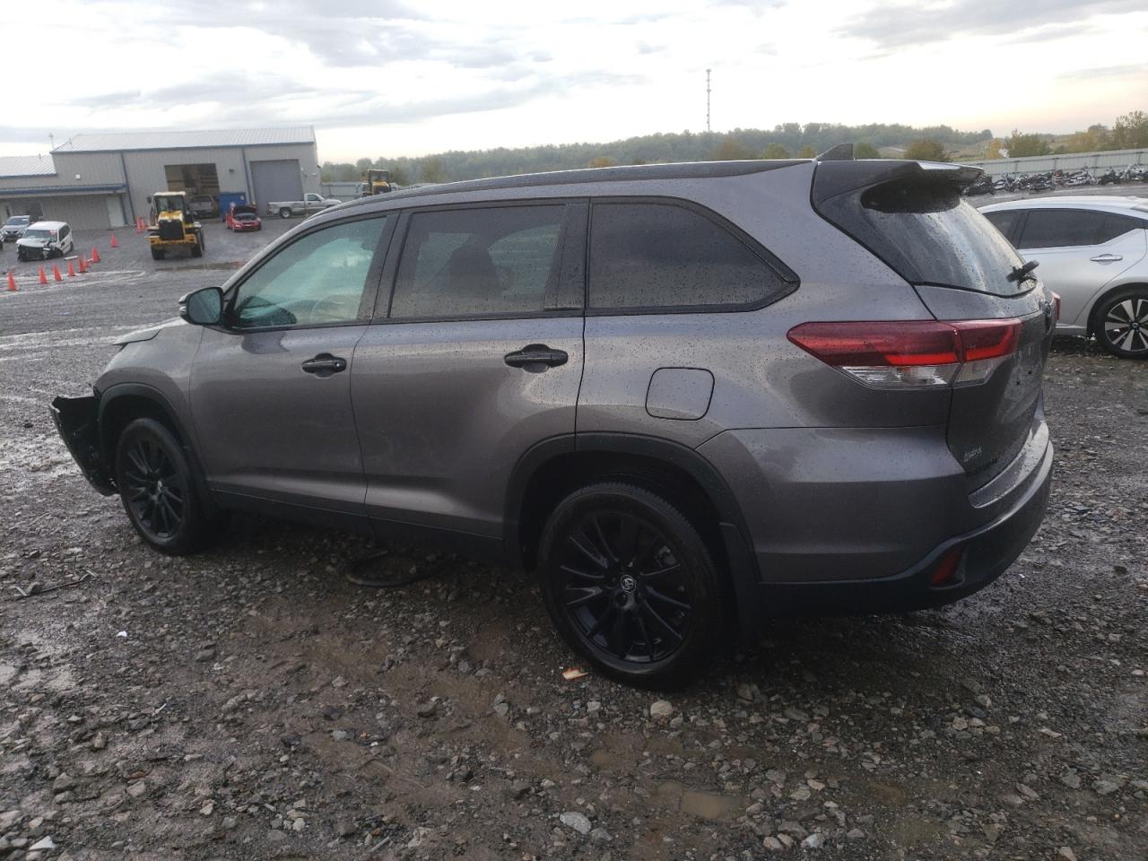 Image 2 of 2019 TOYOTA HIGHLANDER SE 2019 with VIN 5TDJZRFH6KS977932