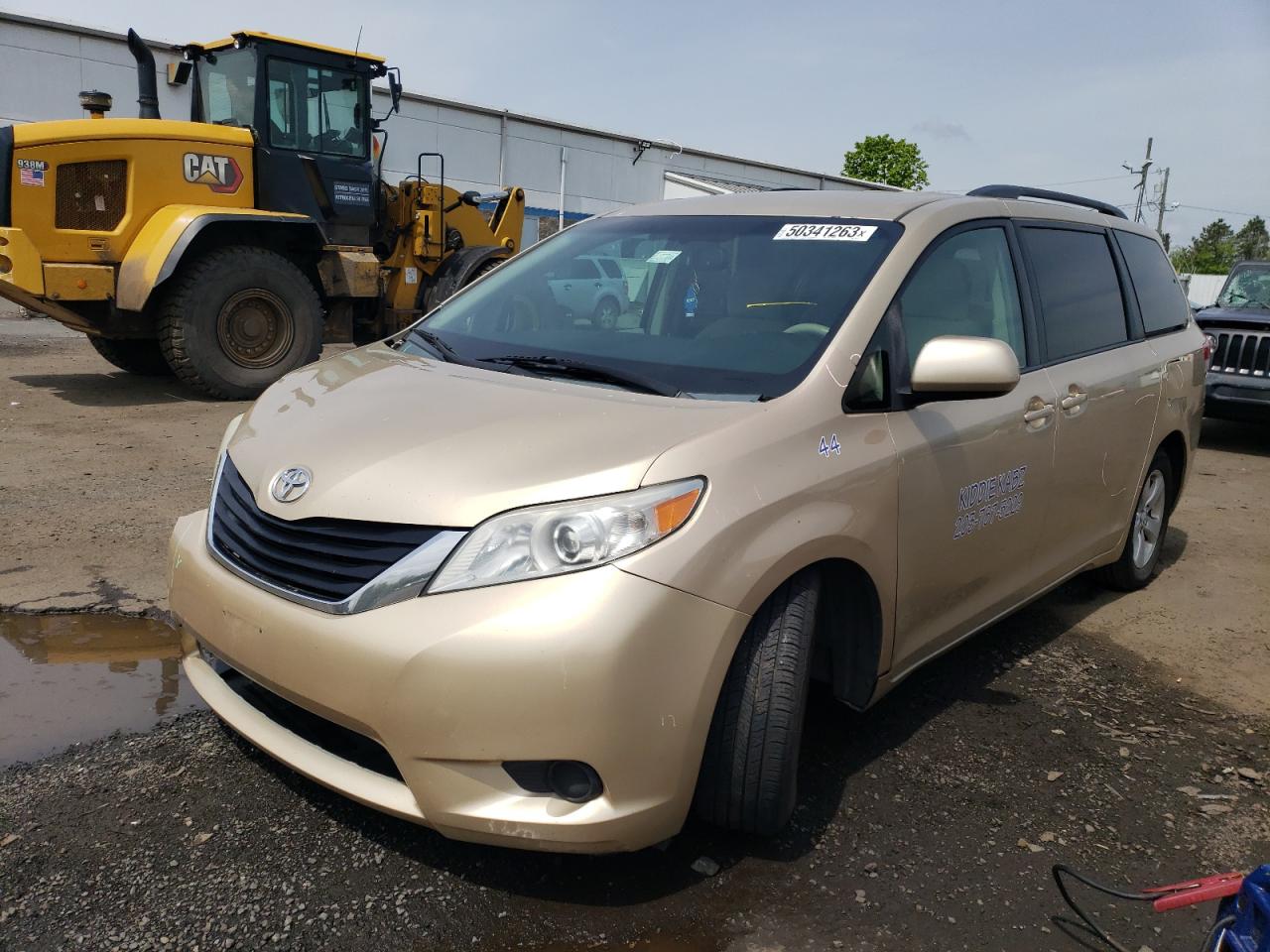 2011 TOYOTA SIENNA LE 2011 image