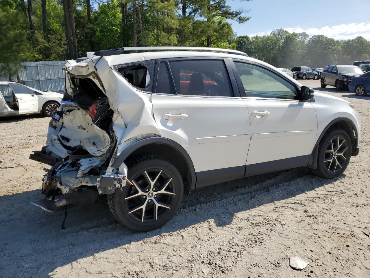 Image 3 of 2018 TOYOTA RAV4 SE 2018 with VIN JTMJFREV1JJ188230