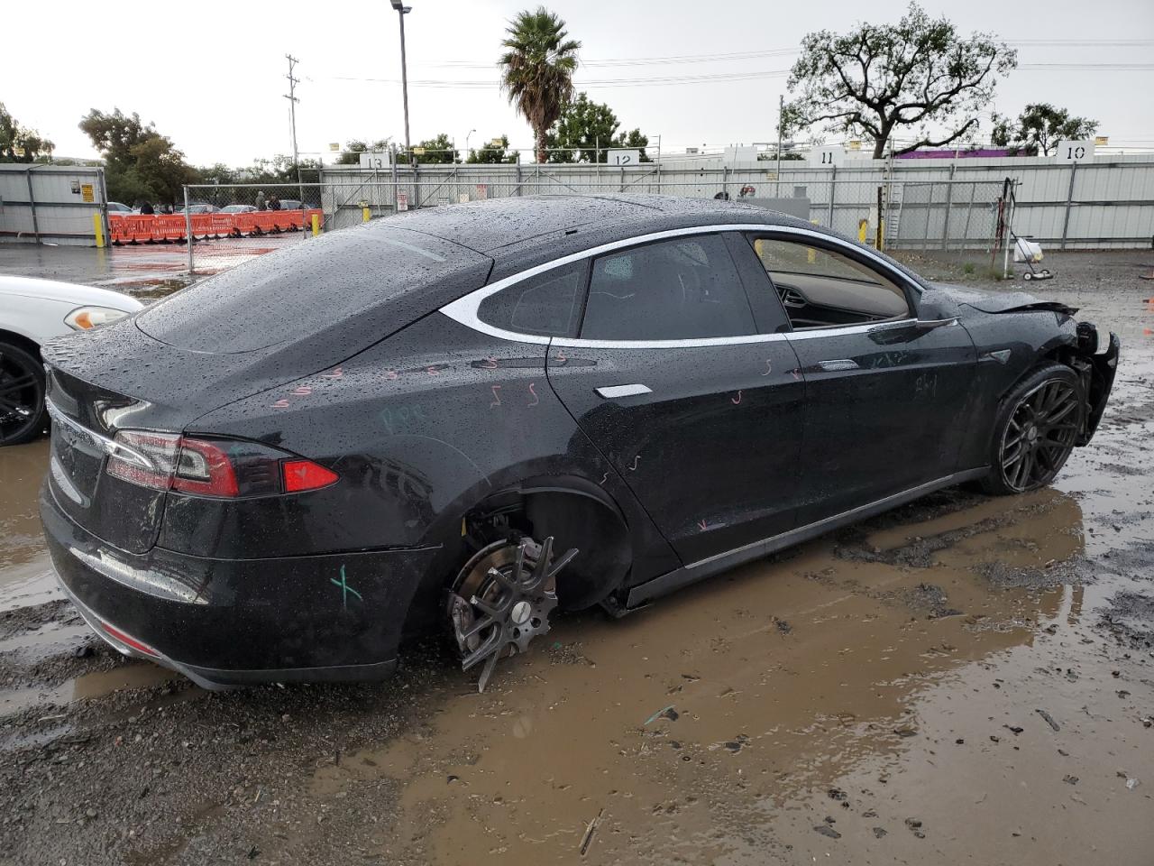 Obraz 3 z 2013 TESLA MODEL S  2013 z VIN 5YJSA1CG0DFP08678