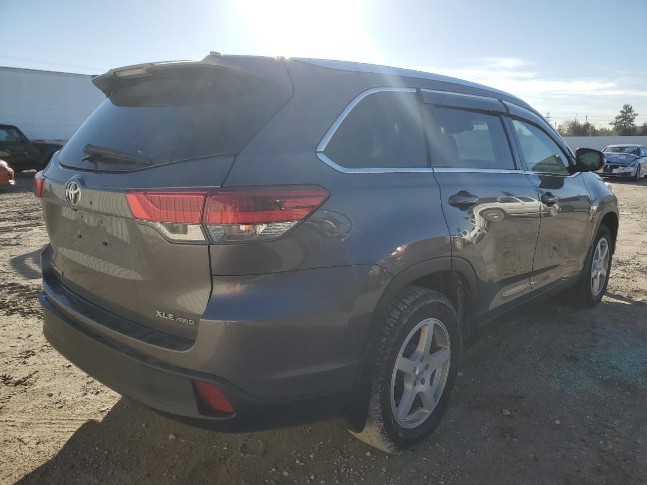 Image 3 of 2019 TOYOTA HIGHLANDER SE 2019 with VIN 5TDJZRFH5KS568286