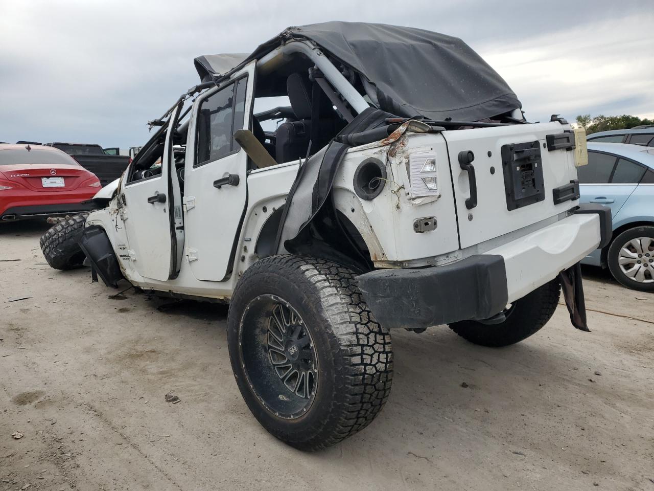 Изображение 2 2016 JEEP WRANGLER UNLIMITED SAHARA 2016 с VIN 1C4BJWEG1GL208105