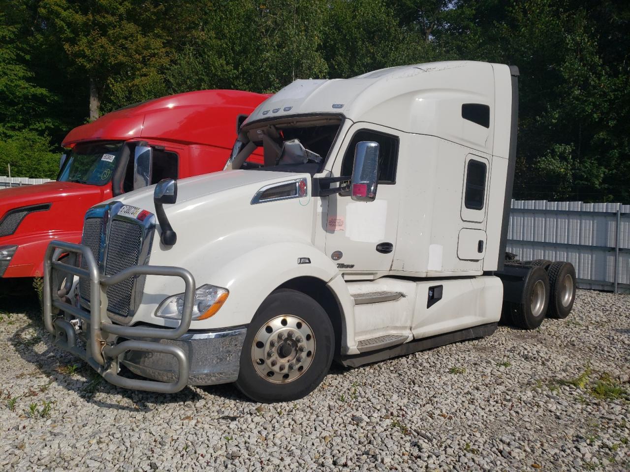 Image 2 of 2020 KENWORTH CONSTRUCTION T680 2020 with VIN 1XKYDP9X7LJ399105