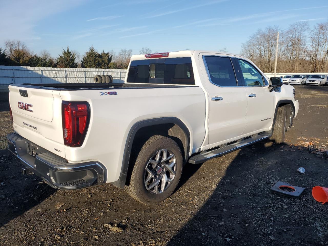 Obraz 3 z 2022 GMC SIERRA K1500 SLT 2022 z VIN 3GTUUDED1NG634106
