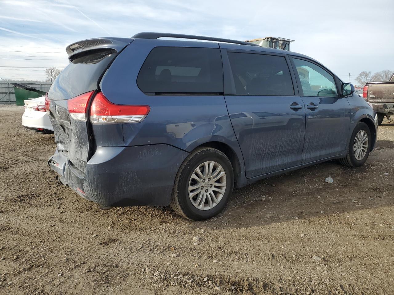 Image 3 of 2014 TOYOTA SIENNA XLE 2014 with VIN 5TDYK3DC0ES499521
