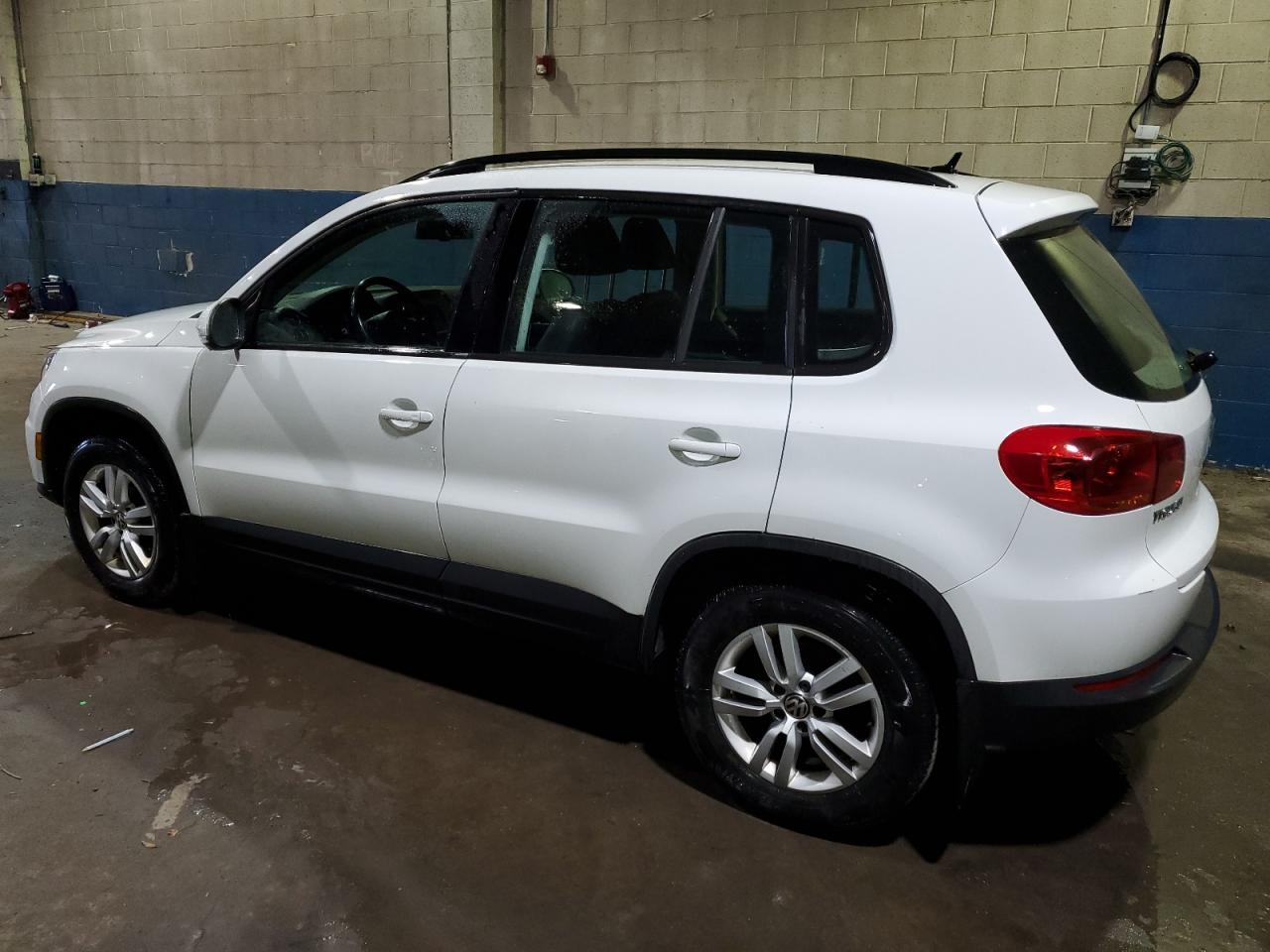 Obraz 2 z 2016 VOLKSWAGEN TIGUAN S 2016 z VIN WVGBV7AX3GW526933
