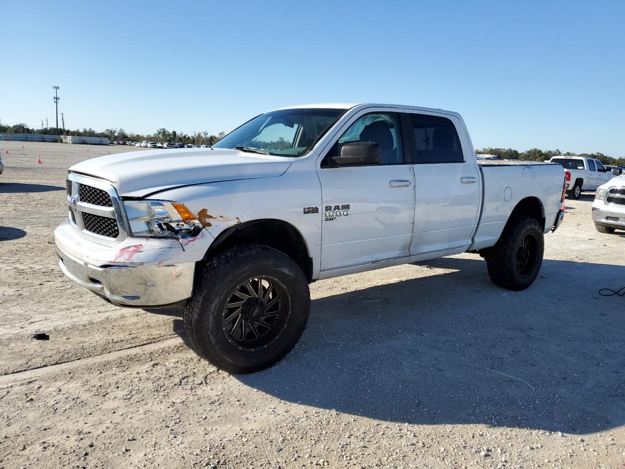 Obraz 1 z 2019 RAM 1500 CLASSIC SLT 2019 z VIN 1C6RR6TT9KS561642