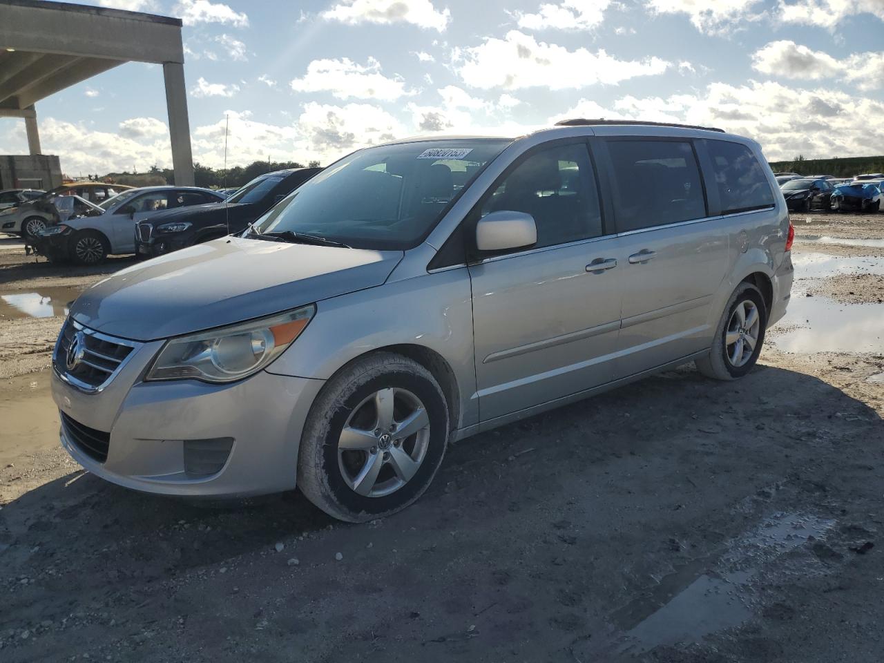 Image 1 of 2011 VOLKSWAGEN ROUTAN SEL 2011 with VIN 2V4RW5DG9BR658425