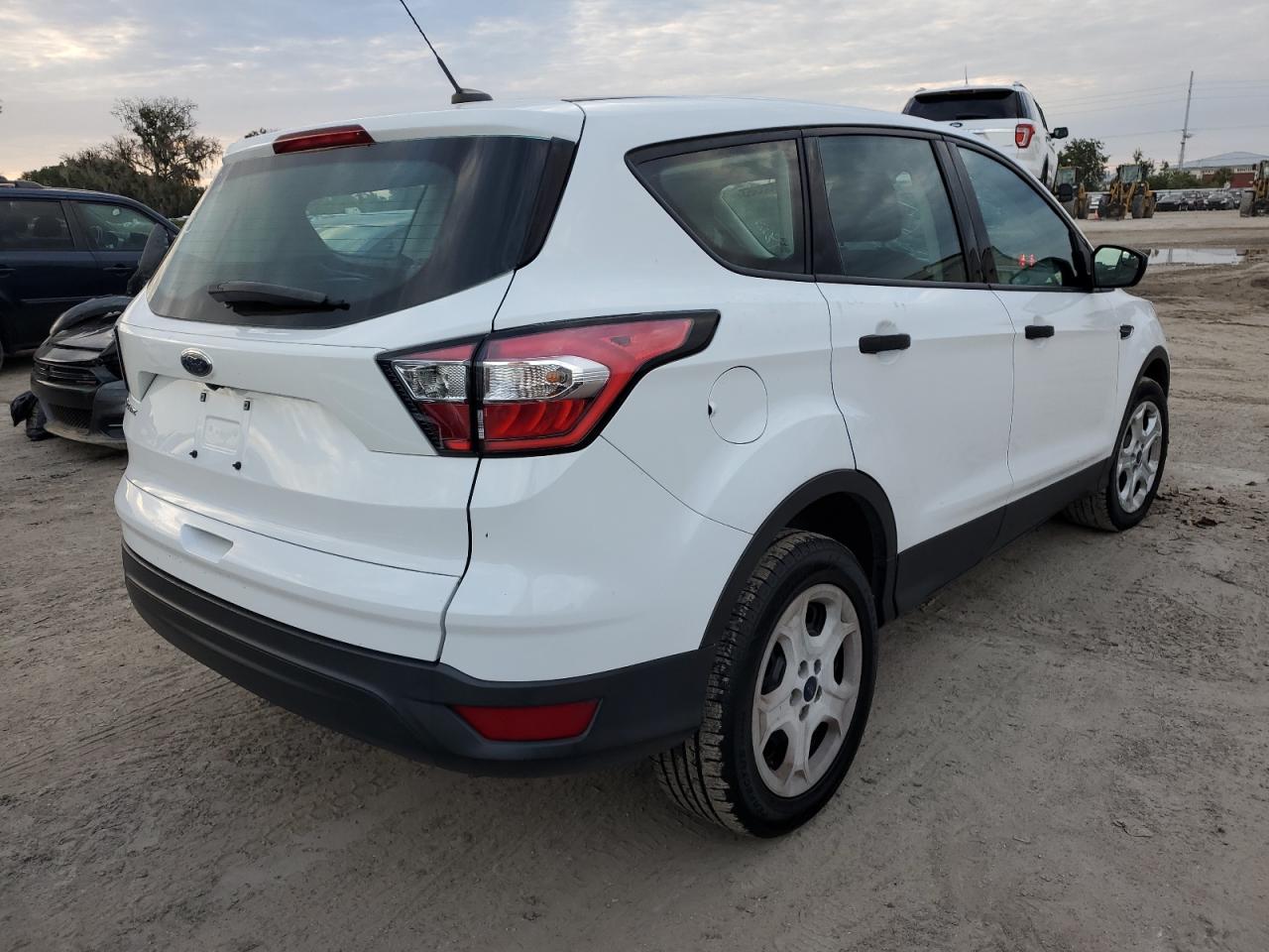 Obraz 3 z 2017 FORD ESCAPE S 2017 z VIN 1FMCU0F72HUC54217