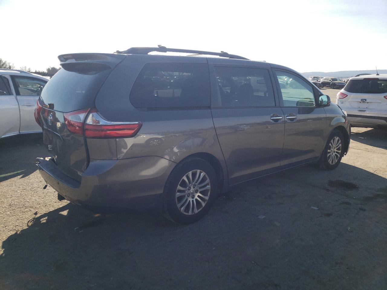 Obraz 3 z 2015 TOYOTA SIENNA XLE 2015 z VIN 5TDYK3DC2FS597936