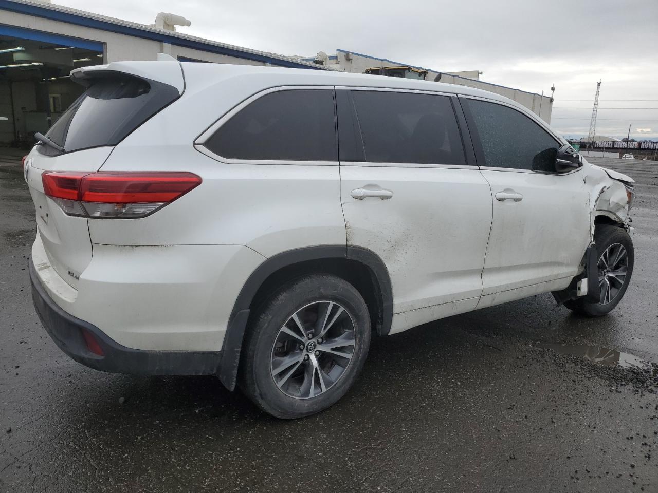 Image 3 of 2018 TOYOTA HIGHLANDER LE 2018 with VIN 5TDBZRFH9JS880484
