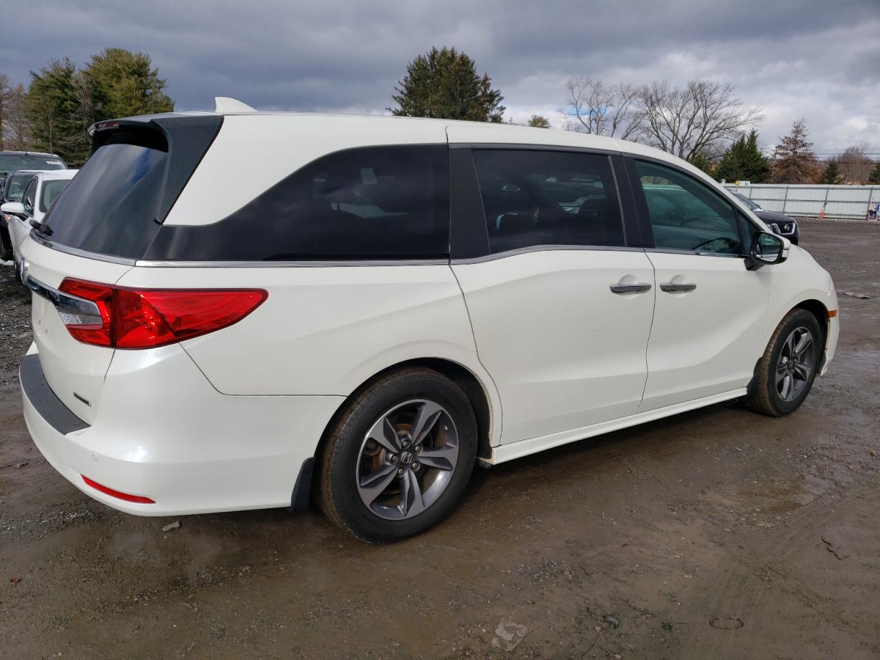 Obraz 3 z 2018 HONDA ODYSSEY TOURING 2018 z VIN 5FNRL6H88JB045685
