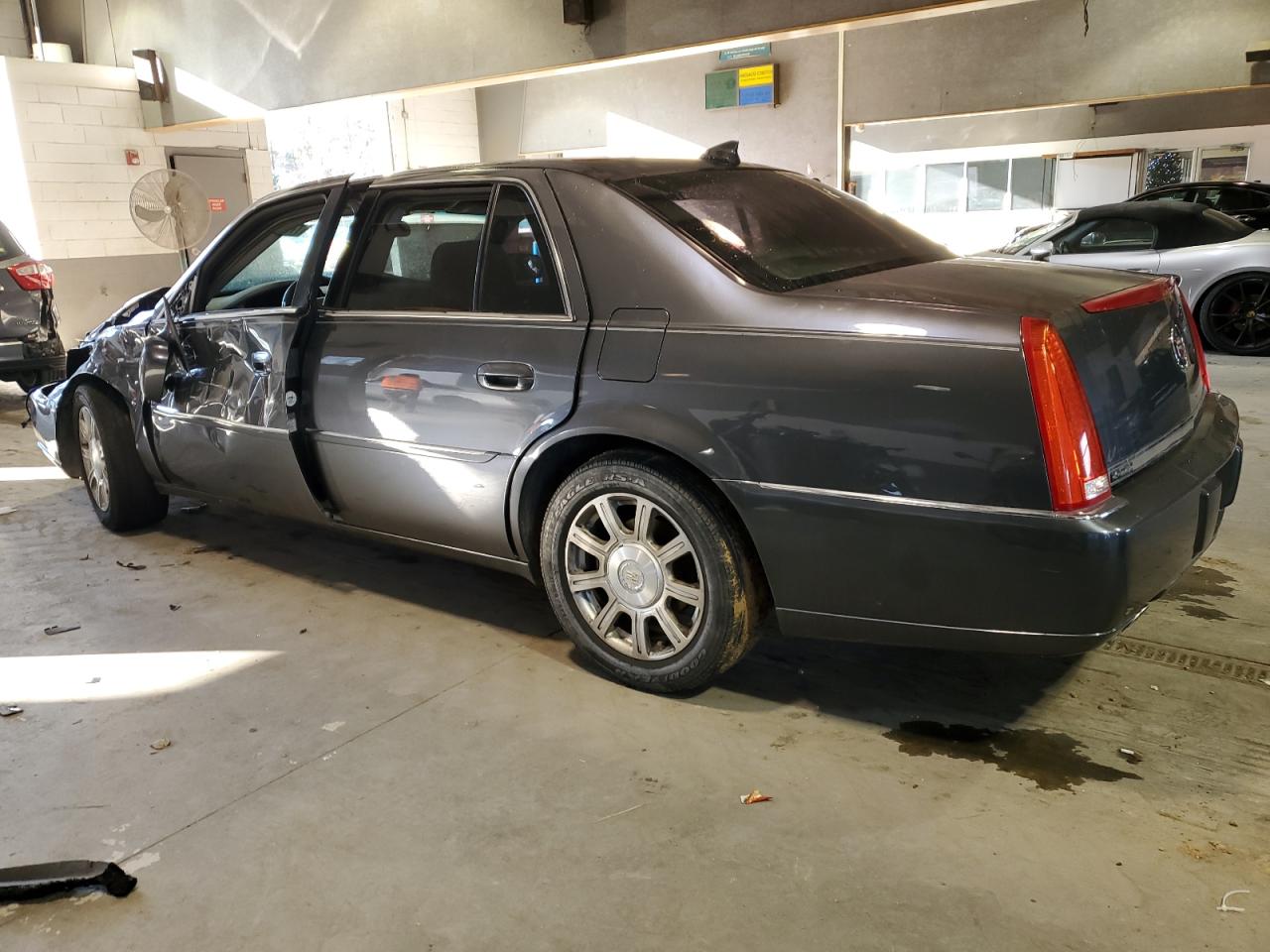 Изображение 2 2010 CADILLAC DTS  2010 с VIN 1G6KA5EY1AU125555