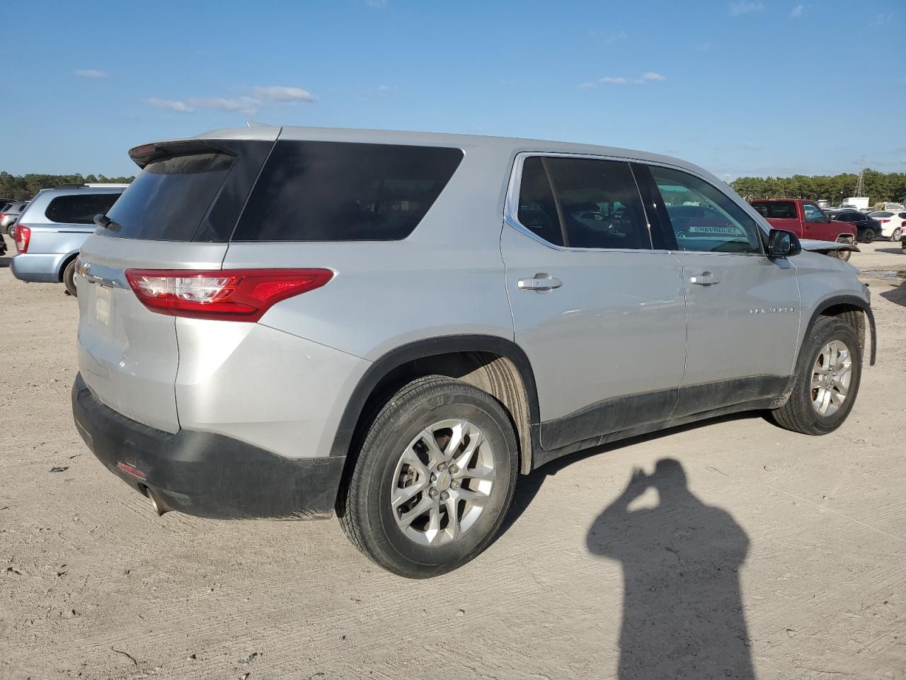Obraz 3 z 2020 CHEVROLET TRAVERSE LS 2020 z VIN 1GNERFKWXLJ271718