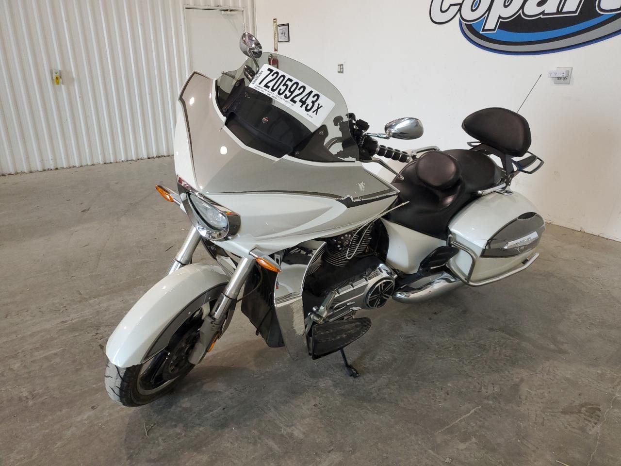 Image 2 of 2011 VICTORY MOTORCYCLES CROSS COUNTRY STANDARD 2011 with VIN 5VPDB36N1B3003153