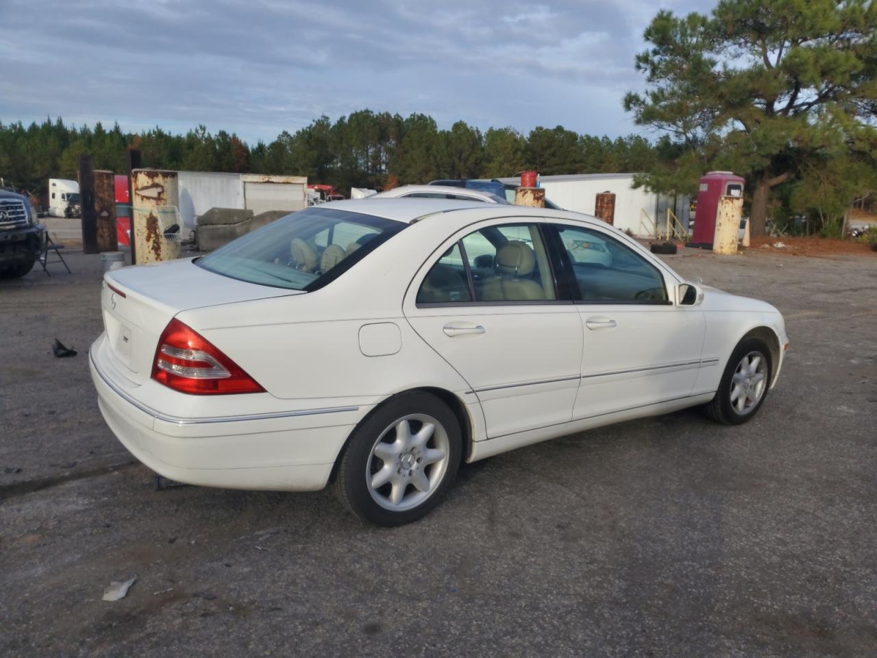 Image 3 of 2004 MERCEDES-BENZ C 240 2004 with VIN WDBRF61J34E018385