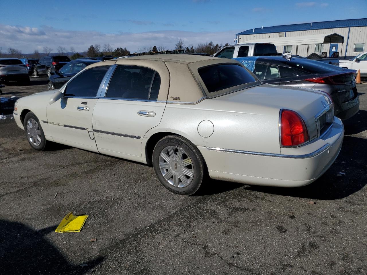 Image 2 of 2005 LINCOLN TOWN CAR SIGNATURE LIMITED 2005 with VIN 1LNHM82W75Y644137