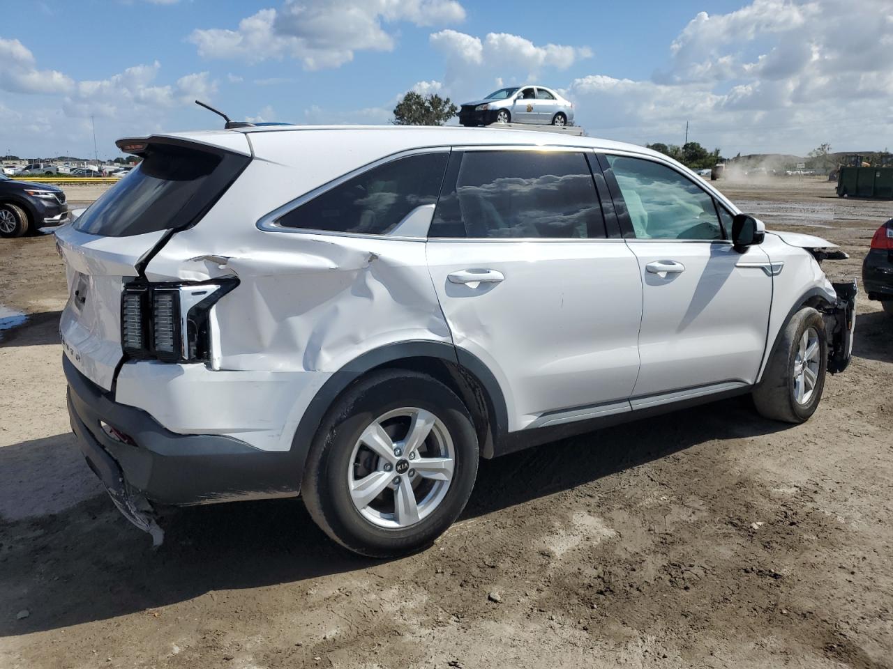 Изображение 3 2021 KIA SORENTO LX 2021 с VIN 5XYRG4LC3MG021442