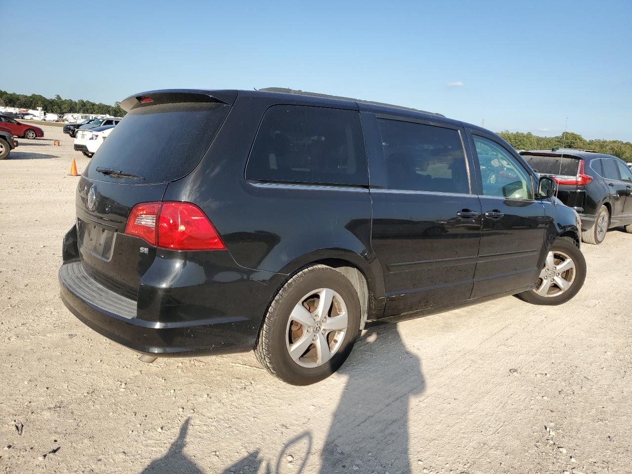 Image 3 of 2011 VOLKSWAGEN ROUTAN SE 2011 with VIN 2V4RW3DGXBR670328