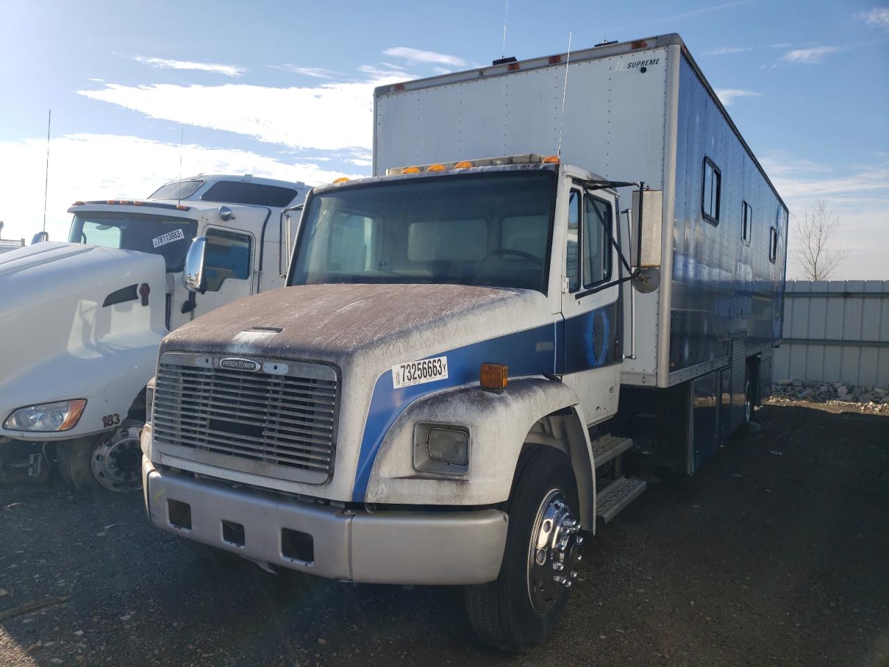 Image 2 of 2000 FREIGHTLINER MEDIUM CONVENTIONAL FL70 2000 with VIN 1FV6HJAA8YHA46664