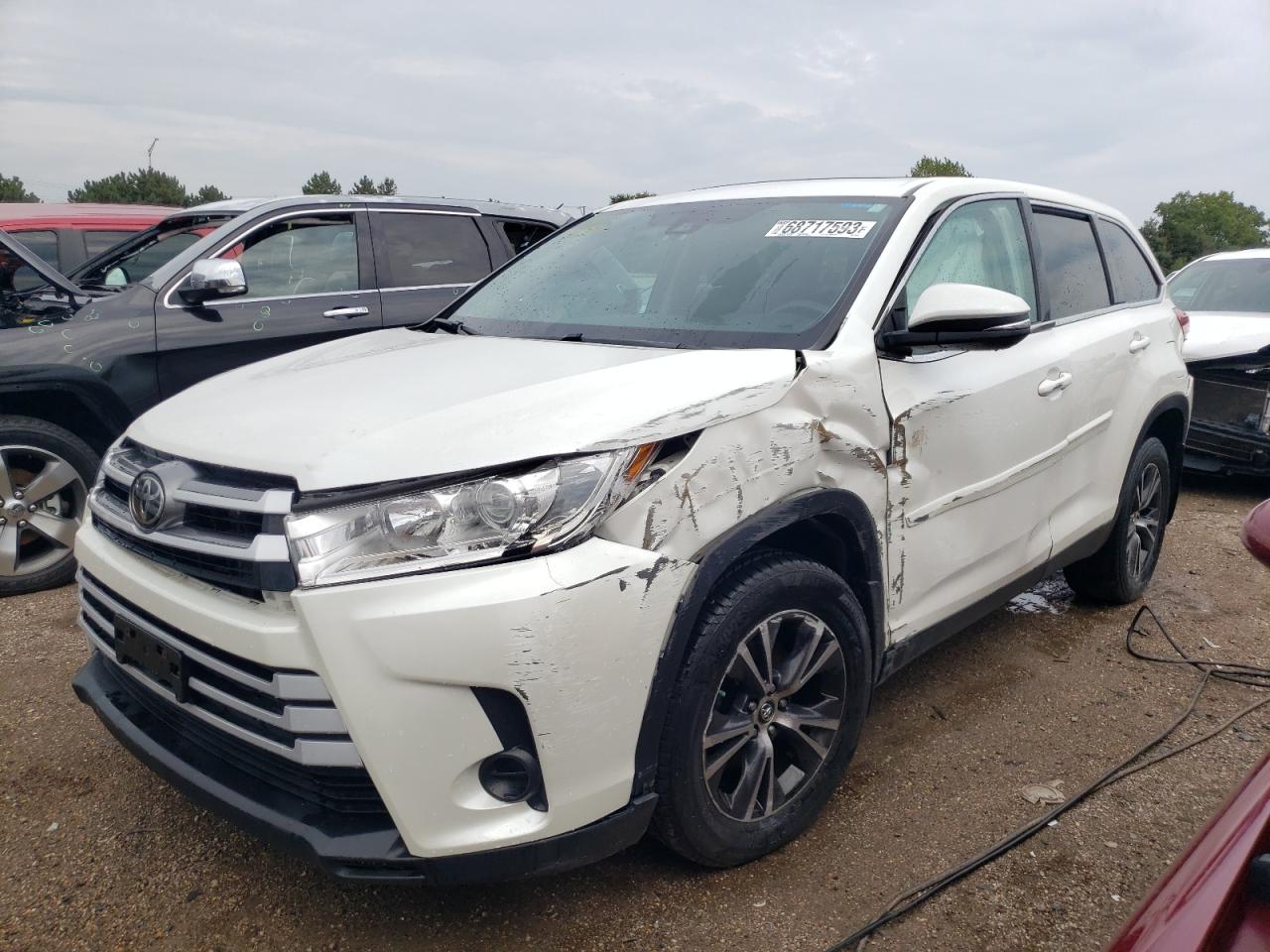 Image 1 of 2019 TOYOTA HIGHLANDER LE 2019 with VIN 5TDZARFH6KS042307